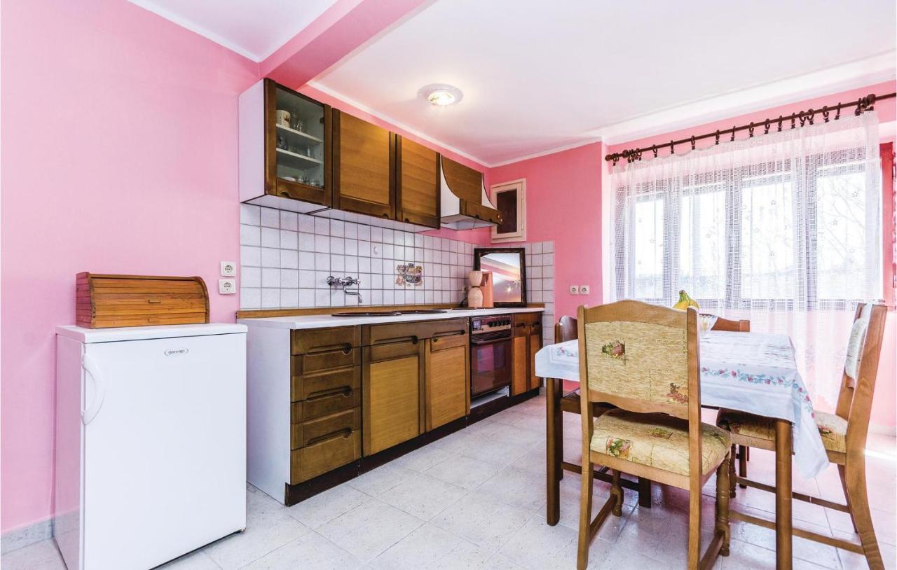 Cozy Apartment In Vrsar With Kitchen Eksteriør bilde
